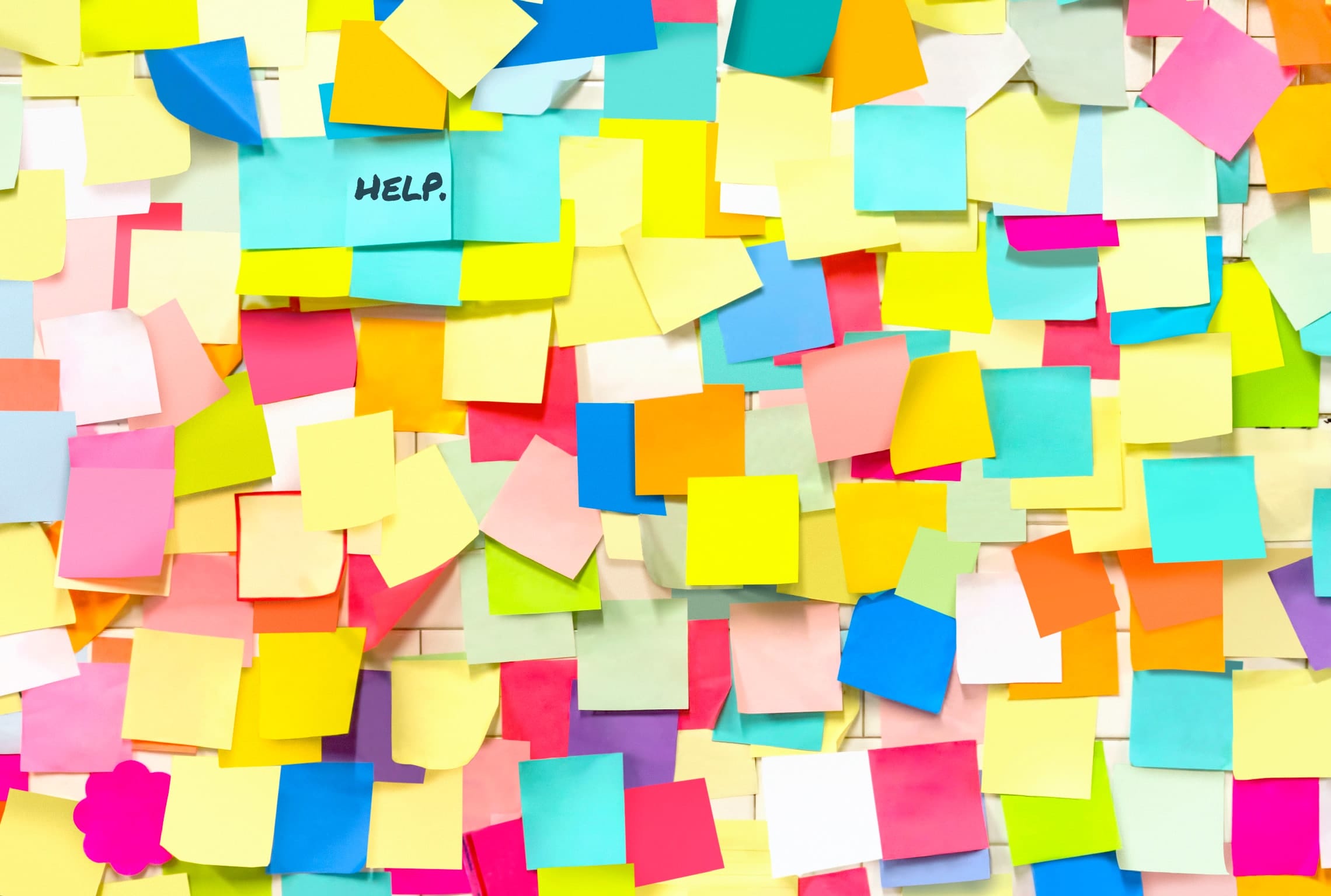 joukko muistilappuja, joista yhdessä lukee "apua".