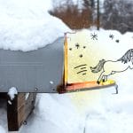 en tegning av en enhjørning som kommer ut av en postkasse i snøen
