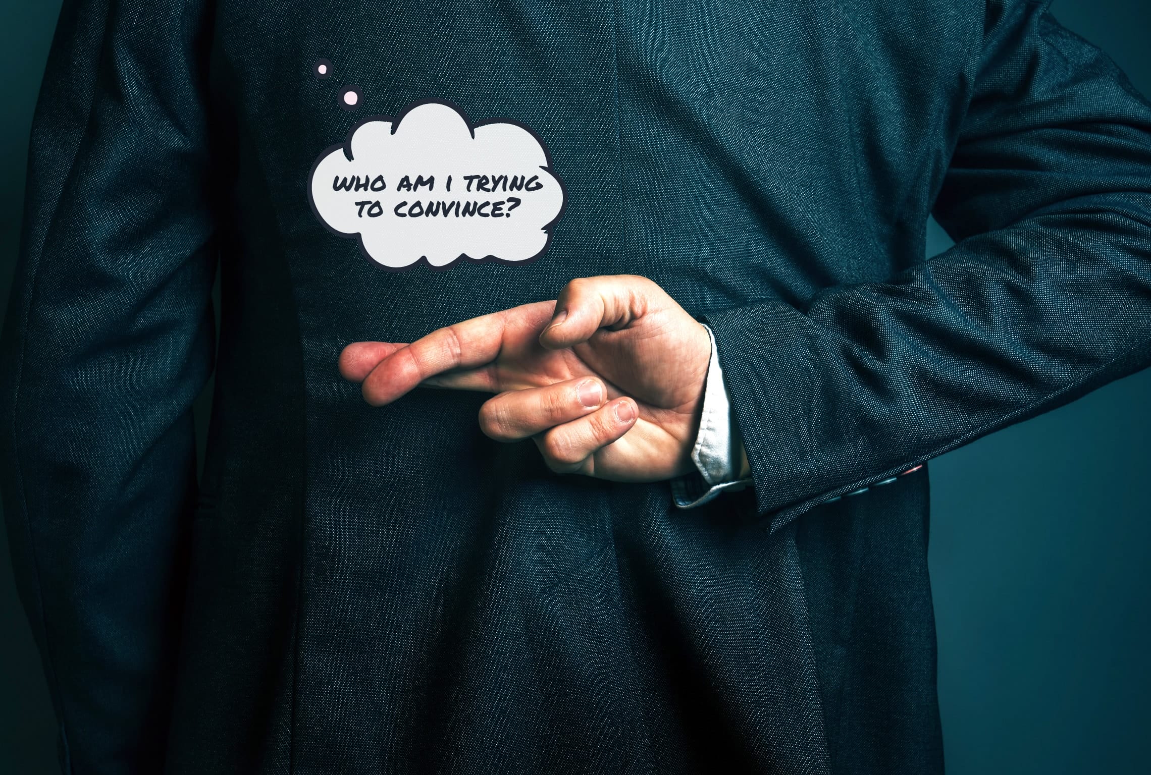 een man kruist zijn vingers voor een gedachtewolkje dat zegt wie ik probeer te overtuigen