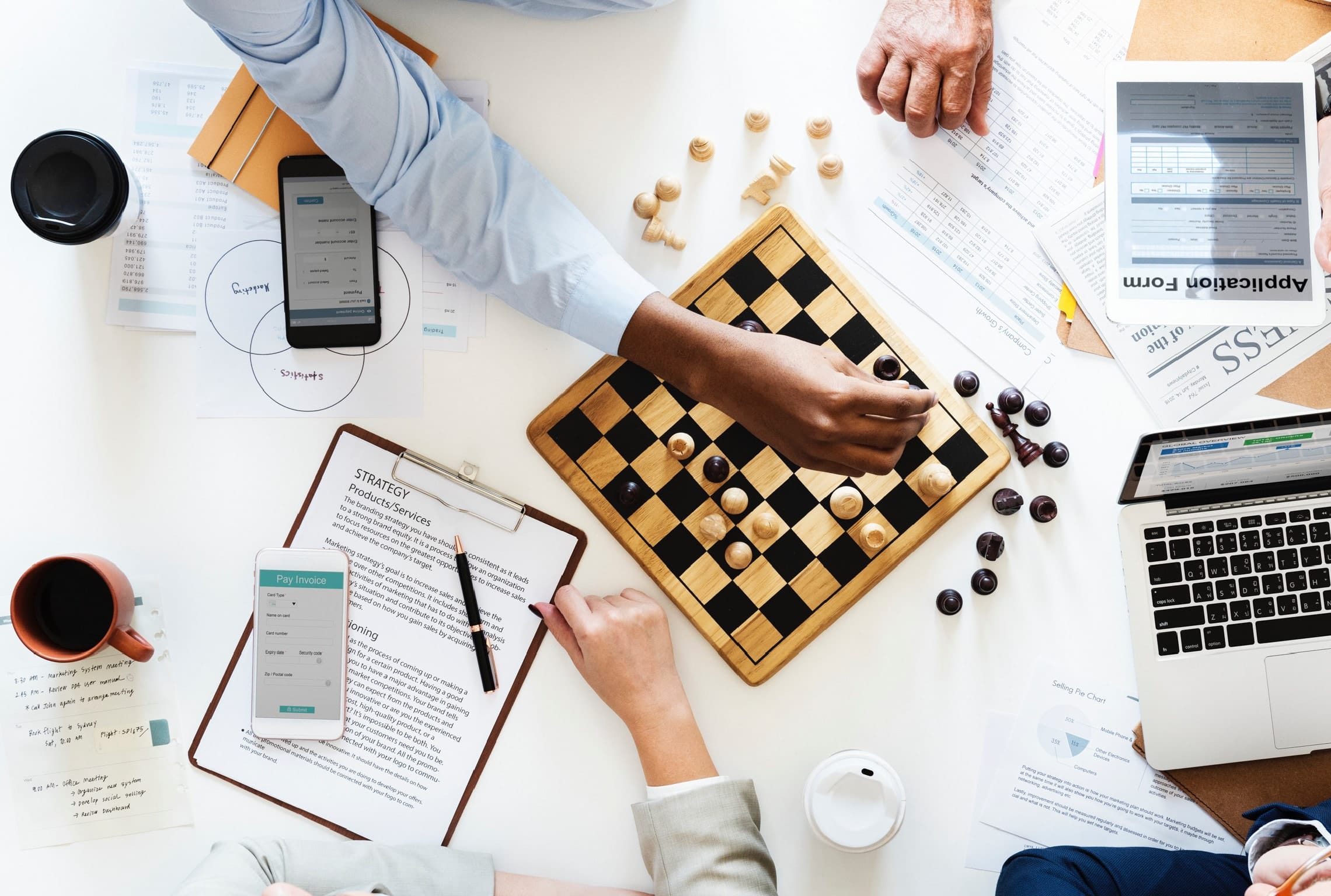en skrivplatta med ordet strategi på