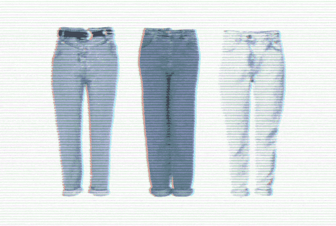 tre olika nyanser av blå jeans på en vit bakgrund