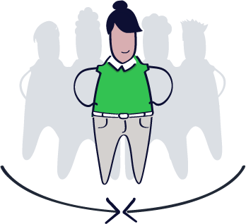 una mujer con una camisa verde está de pie delante de un grupo de personas