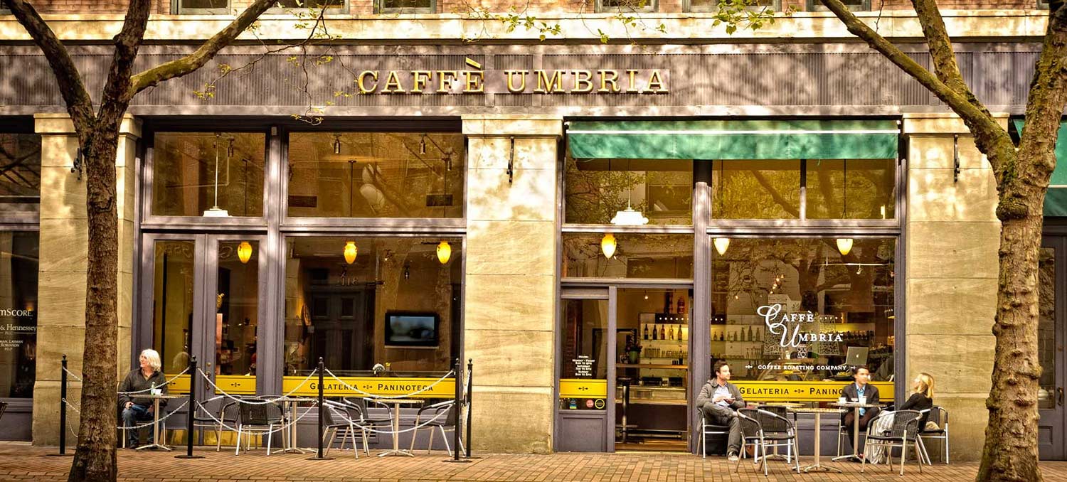 pessoas sentadas em mesas no exterior do Caffe Umbria