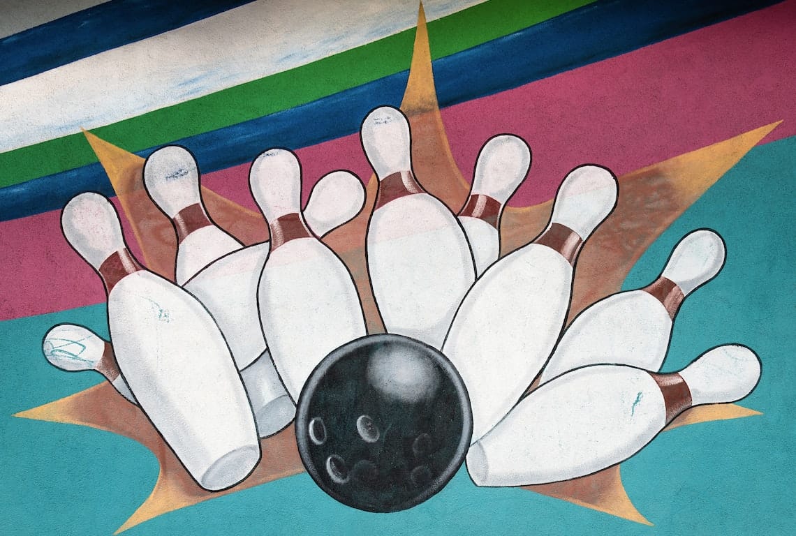 une peinture de quilles et une boule de bowling