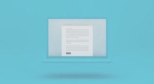 ein Laptop mit einem Dokument auf dem Bildschirm vor einem blauen Hintergrund.