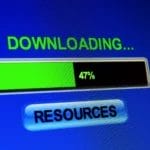 um ecrã de computador que diz "a descarregar" e um botão que diz "recursos