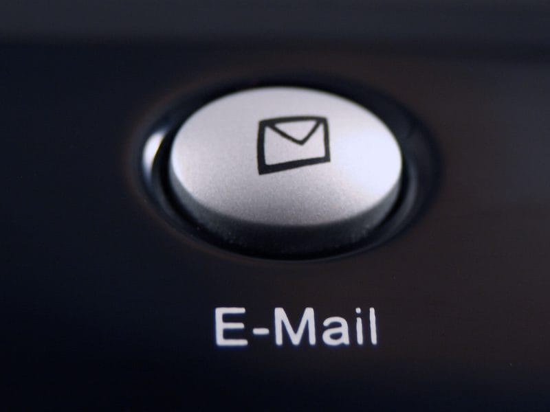 an e-mail button with an envelope on it