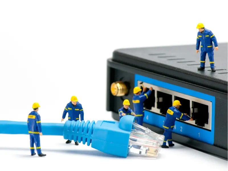 en gruppe arbejdere arbejder på et ethernet-kabel