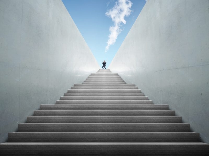 en mann står på toppen av en trapp