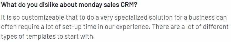 asiakkaan arvostelu, jossa kerrotaan, mitä he eivät pidä maanantaimyynnin CRM:stä.