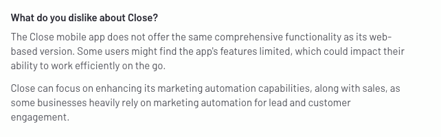 Cerrar la reseña negativa de CRM en la que se afirma que la aplicación móvil no ofrece la misma funcionalidad completa que su versión web.