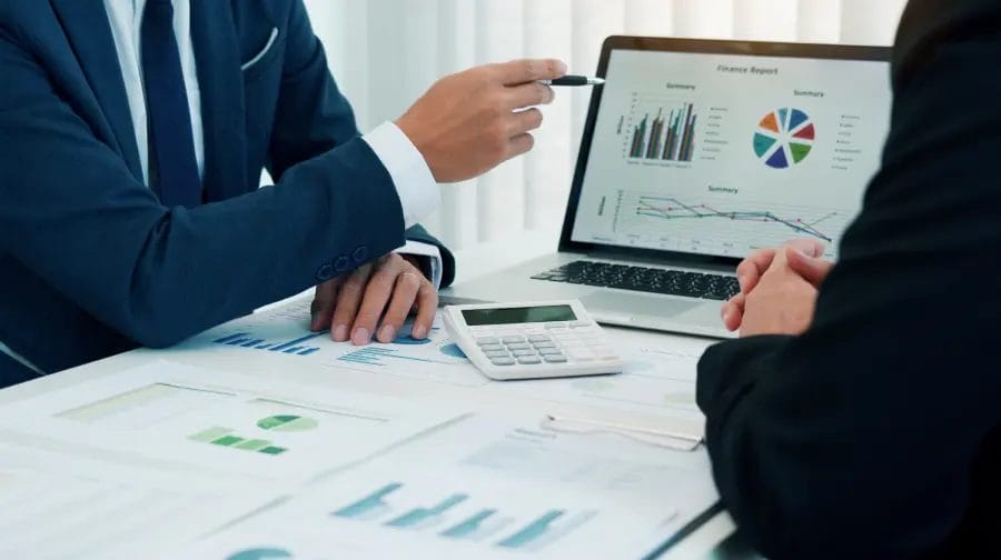 mostrar un informe financiero desde un portátil